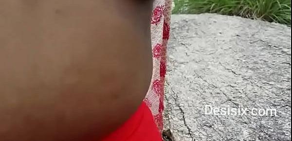  Desi girl showing boobs in park